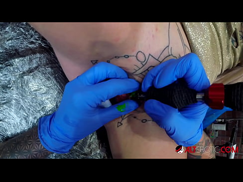 ❤️ Ekstremt tatovert hottie Sully Savage tok en tatovering på klitoris ❤️ Russisk porno ved no.hentaisea-com.ru ❌️❤